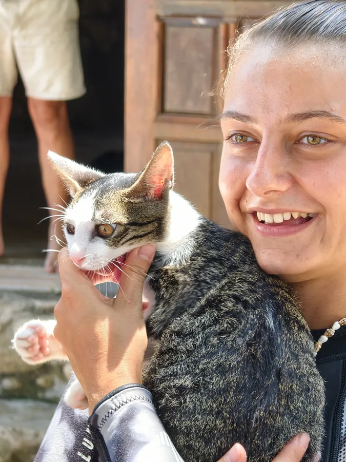 Die Clubkatze von Calypso, von einem Tauchlehrer im Arm gehalten