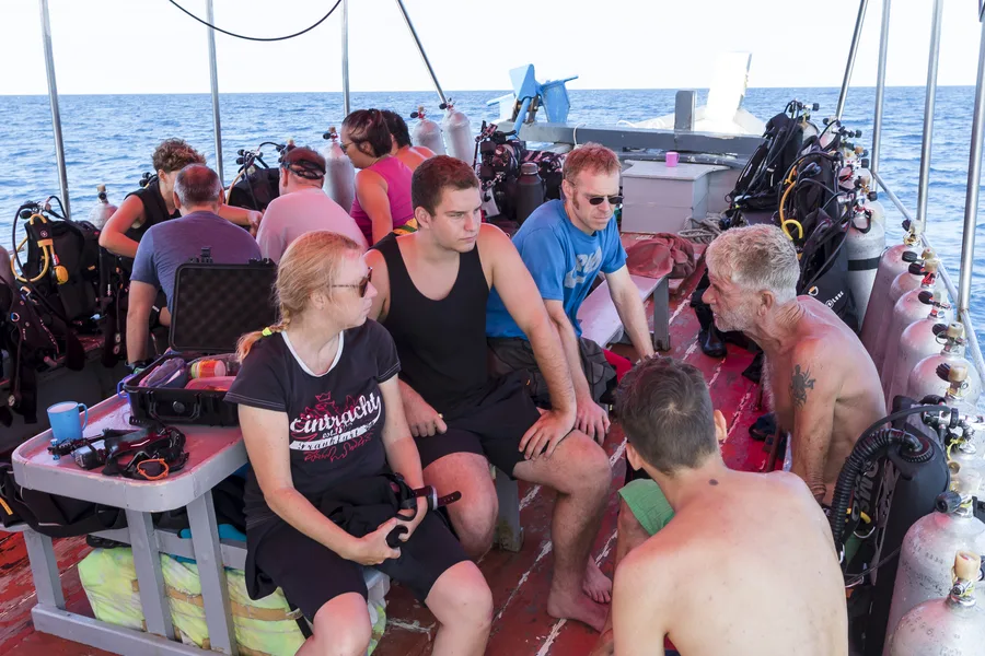 Das Team von Calypso Diving an Bord