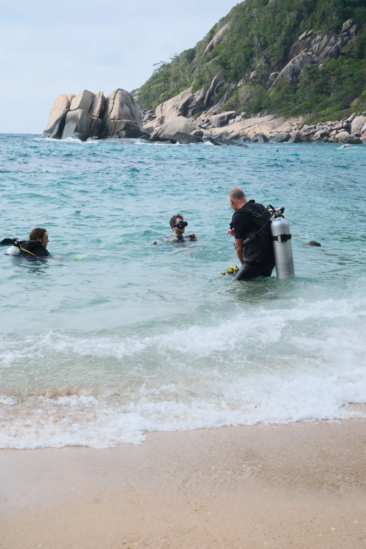 Einstieg ins flache Wasser vom Strand der Tanote Bay, ufernah und begleitet