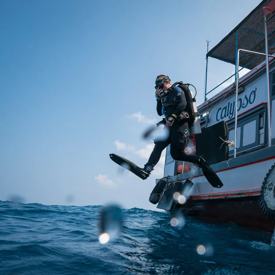 Taucher springt vom Calypso-Tauchboot ins Meer