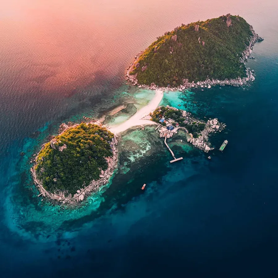 Luftaufnahme von Koh Nang Yuan vor Koh Tao im Abendlicht