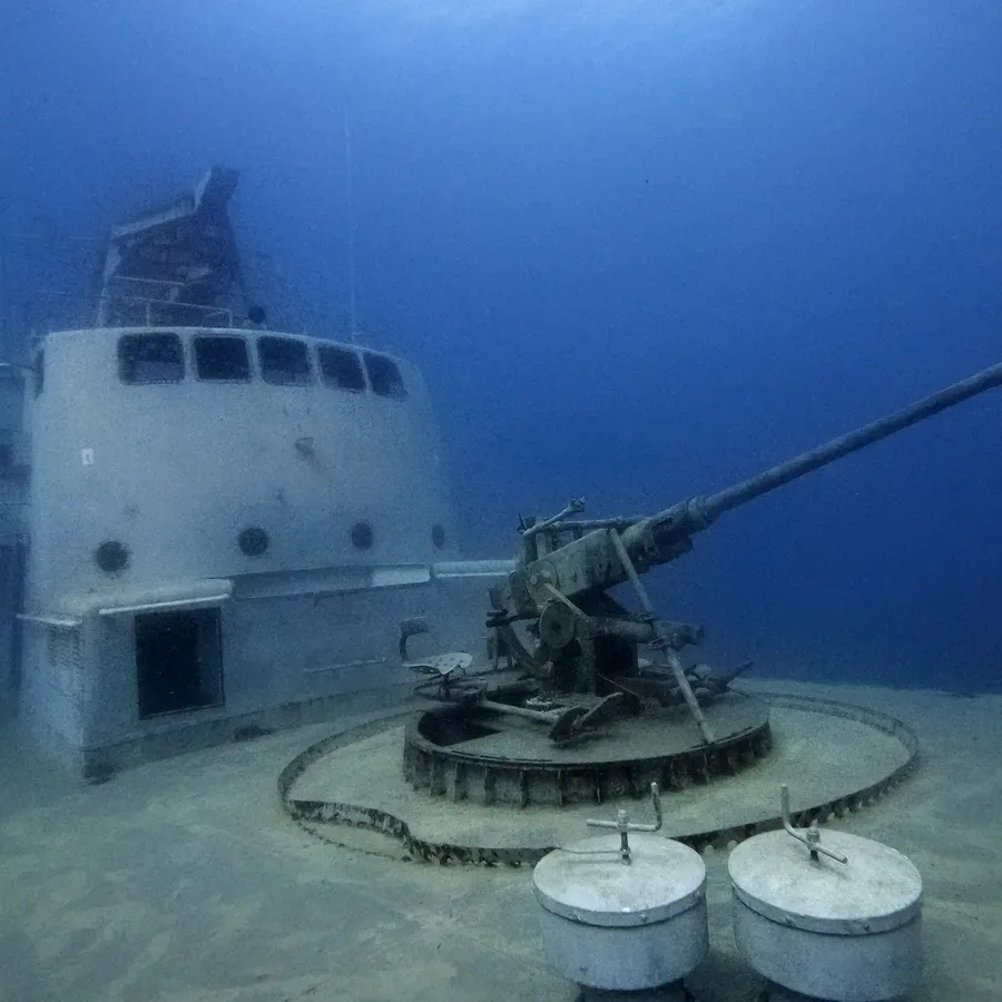 Wrack HTMS Sattakut mit Deckgeschütz vor Koh Tao
